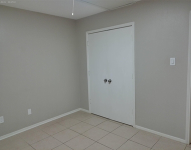 1102 W Tri Oaks Lane - Photo Thumbnail 10