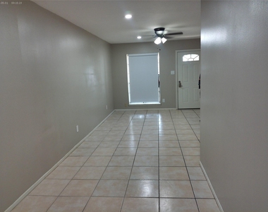 1102 W Tri Oaks Lane - Photo Thumbnail 7