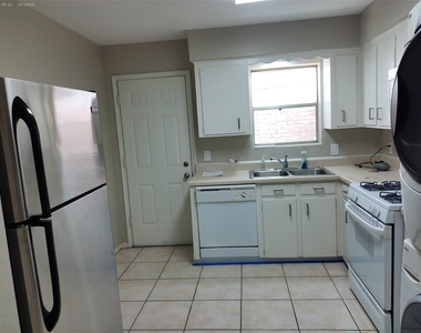1102 W Tri Oaks Lane - Photo Thumbnail 3