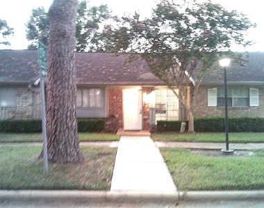 1102 W Tri Oaks Lane - Photo Thumbnail 2