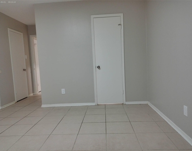 1102 W Tri Oaks Lane - Photo Thumbnail 16