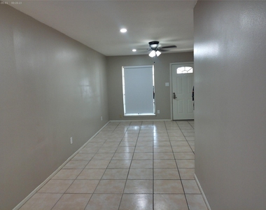 1102 W Tri Oaks Lane - Photo Thumbnail 6