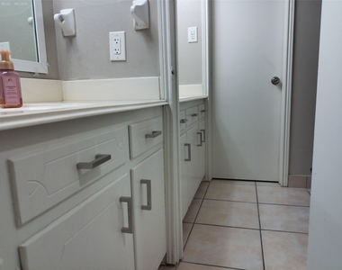 1102 W Tri Oaks Lane - Photo Thumbnail 19