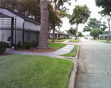 1102 W Tri Oaks Lane - Photo Thumbnail 24