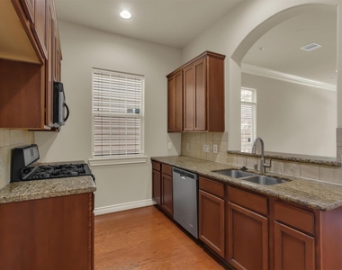 9006 Lakes At 610 Drive - Photo Thumbnail 10