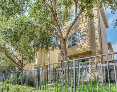 9006 Lakes At 610 Drive - Photo Thumbnail 2