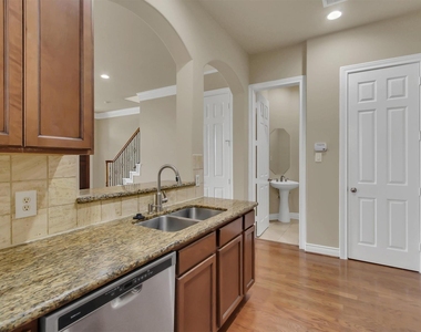 9006 Lakes At 610 Drive - Photo Thumbnail 11