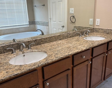 9006 Lakes At 610 Drive - Photo Thumbnail 20