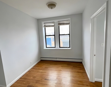 36 Avenue - Photo Thumbnail 1