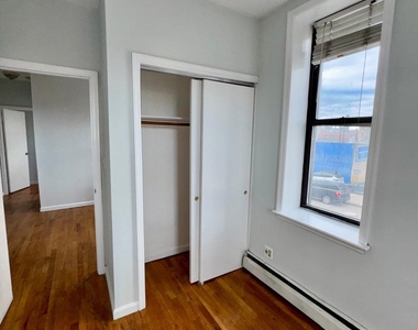 36 Avenue - Photo Thumbnail 3