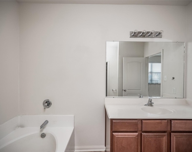 7106 Montclair Peak Lane - Photo Thumbnail 13