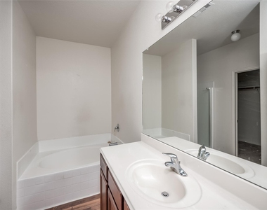 7106 Montclair Peak Lane - Photo Thumbnail 12