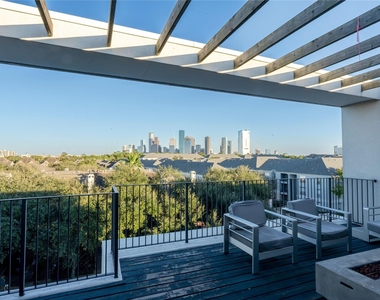 709 Memorial Heights Drive - Photo Thumbnail 2