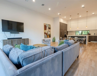 709 Memorial Heights Drive - Photo Thumbnail 8