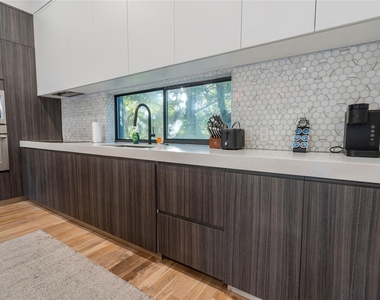 709 Memorial Heights Drive - Photo Thumbnail 22
