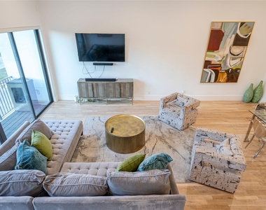 709 Memorial Heights Drive - Photo Thumbnail 9