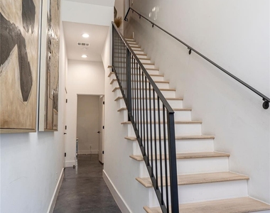709 Memorial Heights Drive - Photo Thumbnail 4