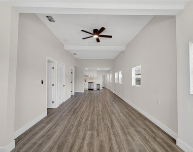 2525 W Beach Street - Photo Thumbnail 5