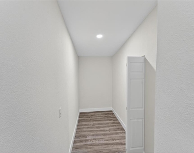 2525 W Beach Street - Photo Thumbnail 19