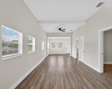 2525 W Beach Street - Photo Thumbnail 7
