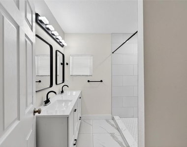2525 W Beach Street - Photo Thumbnail 34