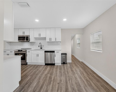 2525 W Beach Street - Photo Thumbnail 9
