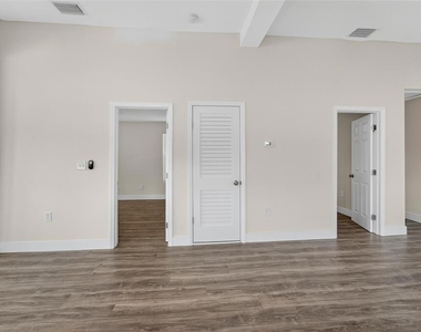 2525 W Beach Street - Photo Thumbnail 6