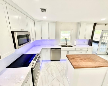 1545 Indiana Avenue - Photo Thumbnail 22
