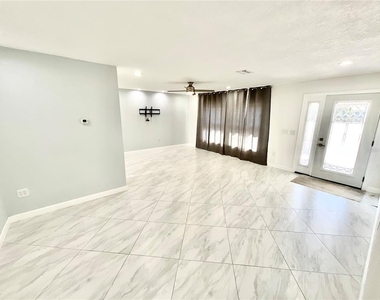 1545 Indiana Avenue - Photo Thumbnail 5