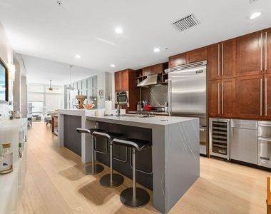 1120 E Kennedy Boulevard - Photo Thumbnail 6