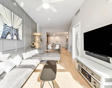 1120 E Kennedy Boulevard - Photo Thumbnail 4
