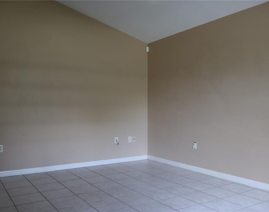 3311 W Marcum Street - Photo Thumbnail 2