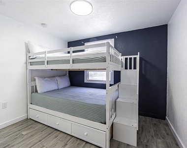 5817 E 30th Avenue - Photo Thumbnail 12