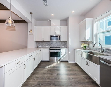 815 Burlington Avenue N - Photo Thumbnail 3