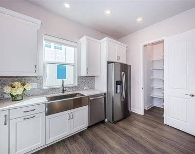 815 Burlington Avenue N - Photo Thumbnail 36
