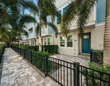 815 Burlington Avenue N - Photo Thumbnail 22