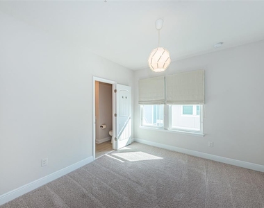 815 Burlington Avenue N - Photo Thumbnail 14