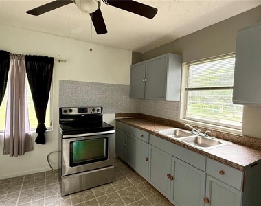202 E Polk Street - Photo Thumbnail 3