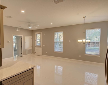 800 E Jefferson Street - Photo Thumbnail 5
