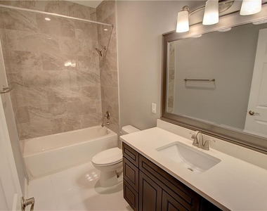 800 E Jefferson Street - Photo Thumbnail 9