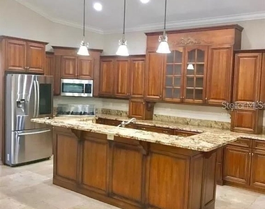 561 Se 42nd Street - Photo Thumbnail 4