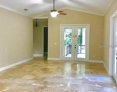 561 Se 42nd Street - Photo Thumbnail 2