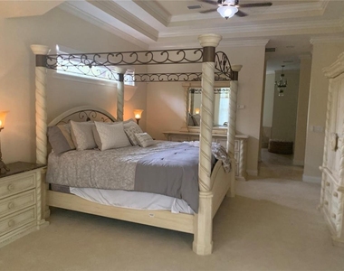 561 Se 42nd Street - Photo Thumbnail 8