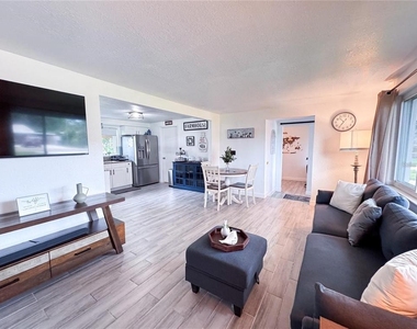 9616 Pine Ridge Avenue - Photo Thumbnail 4