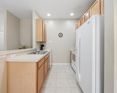2402 Caravelle Circle - Photo Thumbnail 8