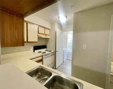 199 Afton Square - Photo Thumbnail 13