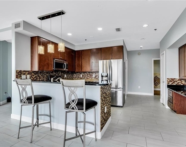 151 E Washington Street - Photo Thumbnail 10