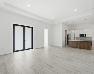 8472 Agate Street - Photo Thumbnail 5