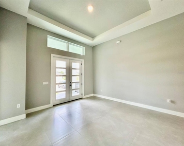8147 Tracy Circle - Photo Thumbnail 2