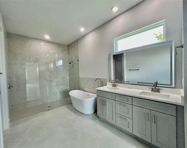 8147 Tracy Circle - Photo Thumbnail 10